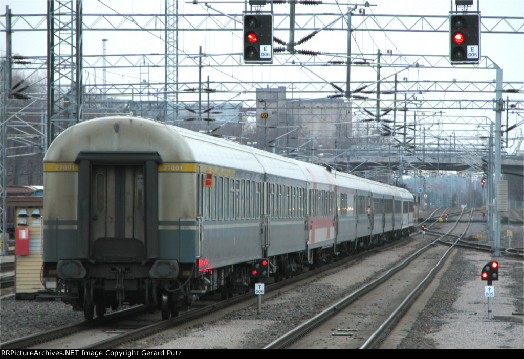 e/b departing led by VR Sr1 #3031